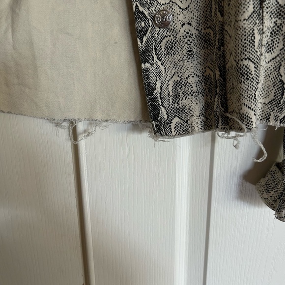 Vigoss faux snakeskin cotton distressed‎ hem cropped denim jacket medium - Picture 6 of 9